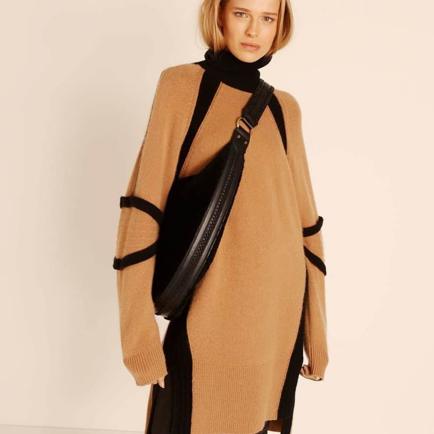 アマンダ ウェイクリーのインスタグラム：「Statement comfort dressing... the indulgent cashmere dress   #cashmere #knitteddress #sportsluxe #oversizedknit #comfortdressing」