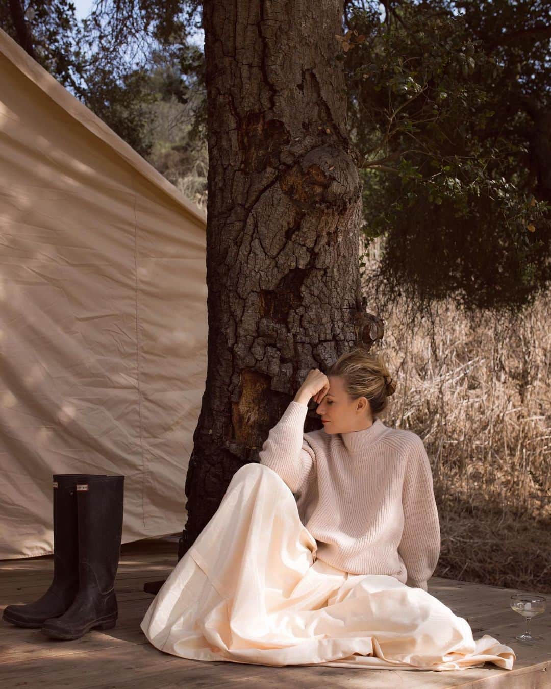 ハイディメリックのインスタグラム：「If I make this skirt and pose in it dramatically, will you get it? It’s cream moiré with drop waist and box pleats.」