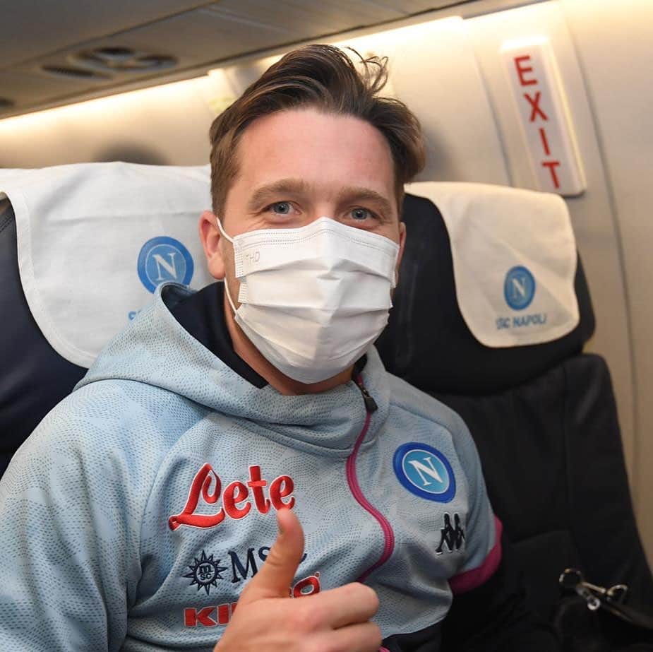 SSCナポリさんのインスタグラム写真 - (SSCナポリInstagram)「🛫 Ready for take-off!  💙 #ForzaNapoliSempre」1月10日 1時28分 - officialsscnapoli