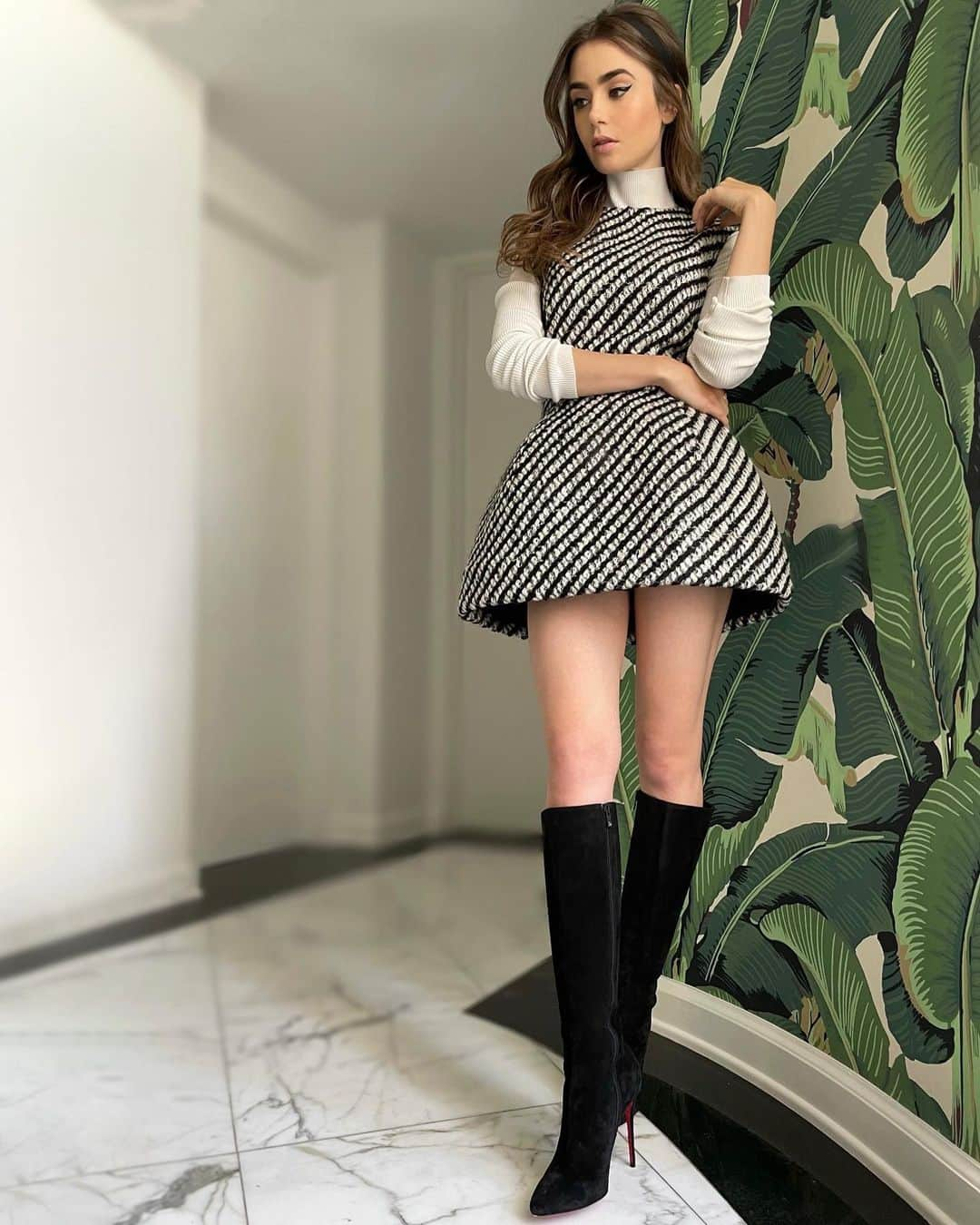 オスカーデラレンタさんのインスタグラム写真 - (オスカーデラレンタInstagram)「Modern Mod. @lilyjcollins wears the #odlrfall2020 tweed dress with a decisively whimsical architectural skirt.」1月10日 1時30分 - oscardelarenta