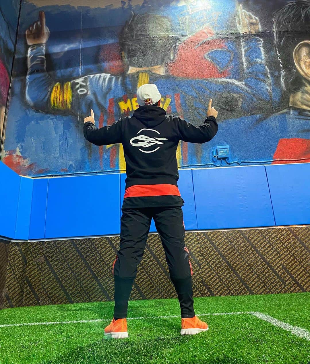 ショーン・ガルニエのインスタグラム：「Messi or me ?! Who’s the most skillful ? ⚽️ 🔸 #SeanGarnier #Urbanball #Football #Messi #Dubai」