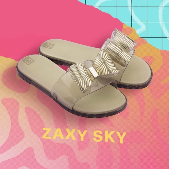 ザクシーのインスタグラム：「O fim de semana pede um lookinho confortável, né? Pra combinar com esse mood, a #ZaxySky é a opção perfeita pro seu sábado! Bora escolher a sua cor favorita? #LiquidaVerãoZaxy  #ZaxySky - de R$49,99 por R$39,99  Promoção válida em lista selecionada entre os dias 06/01/2021 e 31/01/2021 ou enquanto durarem os estoques.   Compre agora mesmo pelas tags no post, pelo link na bio ou na nossa loja online www.zaxy.com.br  #pracegover #pratodosverem: No gif, temos o fundo em tons de rosa e laranja. No centro, temos a Zaxy Sky, um modelo de slide que possui uma tira frontal e um laço em cima. Aparecem três modelos, uma slide na cor lilás, outra na cor nude e outra rosa.」