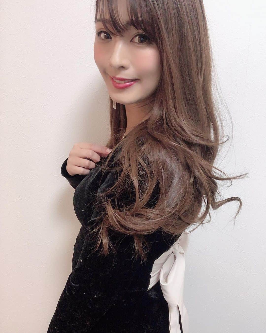 Fujikoのインスタグラム：「ネイル💅が可愛いすぎる😣  ミラー🪞ネイルでオーロラにしてもらたよ👸🏻💓  こんな寒い日に背中があいたワンピース着て行ったら ネイルのお姉さんに背中がどーなってるのかみんな見にきてくれたよ。笑  しかしでも、ほんっとに寒いな。。😂笑  風邪ひかないように👸🏻💓🕊  #Fujiko#ネイル#ミラーネイル#fashion#ワンピース#アーティスト#歌手」