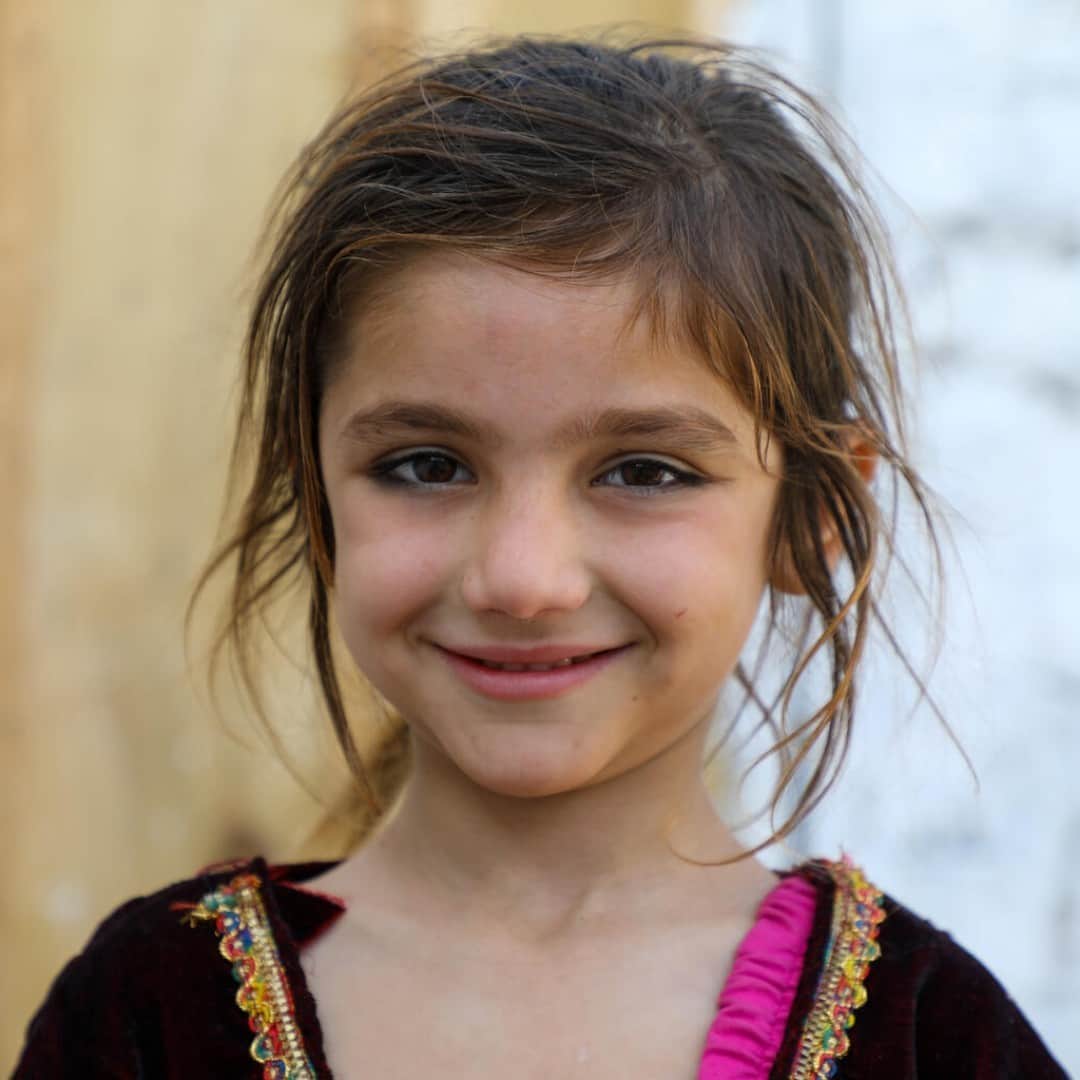 unicefさんのインスタグラム写真 - (unicefInstagram)「6-year-old Nazdana from Afghanistan wants to become a dentist but she has limited access to education.   We must do everything in our power to safeguard the future of the next generation. No child should be denied the right to learn.  © UNICEF/UN0393972/Fazel」1月10日 1時45分 - unicef
