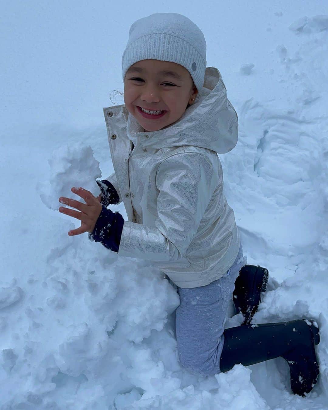アナ・マリア・カゼミーロのインスタグラム：「Brincando na Neve 🥶☃️❤️ #madrid #Sara @casemiro」