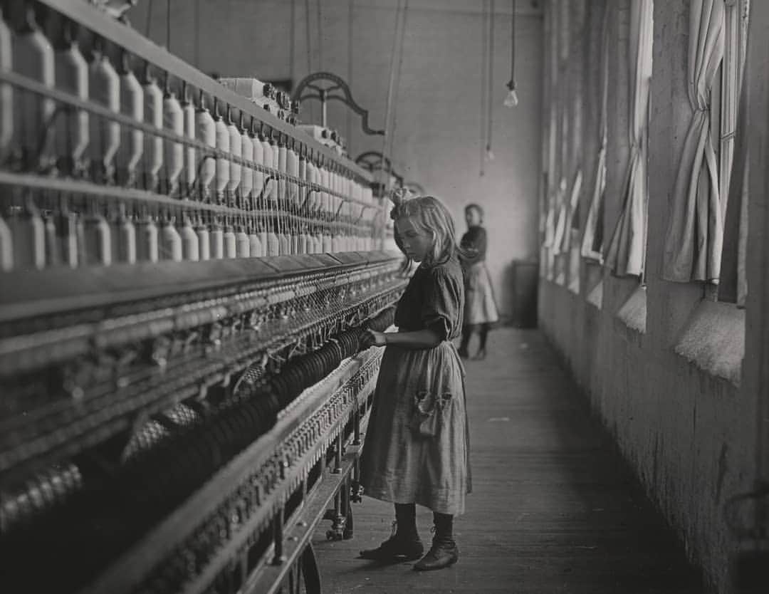 ニューヨーク近代美術館のインスタグラム：「​Working in conditions that were deafening, dangerous, and mind-numbing, children, a source of cheap labor then as now, powered a large number of textile factories and sweatshops around the world throughout the early twentieth century. ​ ​On behalf of the National Child Labor Committee, an organization established in 1904 to eradicate such exploitation, Lewis W. Hine combined his skills as a photographer and sociologist to record the working lives of children like Sadie Pfeiffer.  In her playlist inspired by our exhibition exploring 100 years of textile production, "Taking a Thread for a Walk," on view through this Sunday, January 10, singer-songwriter Rosanne Cash (@mrslev) paired this photograph with Nina Simone's I Wish I Knew How it Felt to Be Free.  “Nina Simone was an activist—and a revolutionary, really—for her time," Cash observes. "I was thinking about this image of the little girl in the cotton mill, and how she was never free, ever. You’re not creating beauty just for the sake of beauty, you’re in service... Artists are in the service industry for the heart and soul."  Listen to the playlist and read her reflections on weaving, making art, and writing music at the link in our bio.  📸 #LewisHine, "Sadie Pfeifer, a Cotton Mill Spinner, Lancaster, South Carolina," 1908」