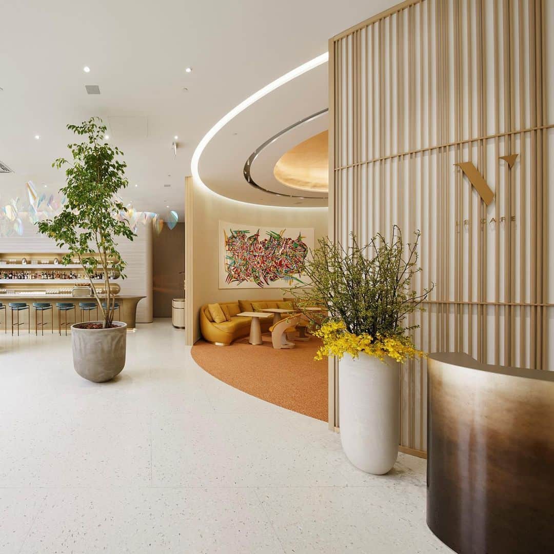 のインスタグラム：「A warm welcome. A peak inside the interior of #LouisVuitton’s first café within the #LVMidosuji store in Osaka, Japan. See more @LecafeV」