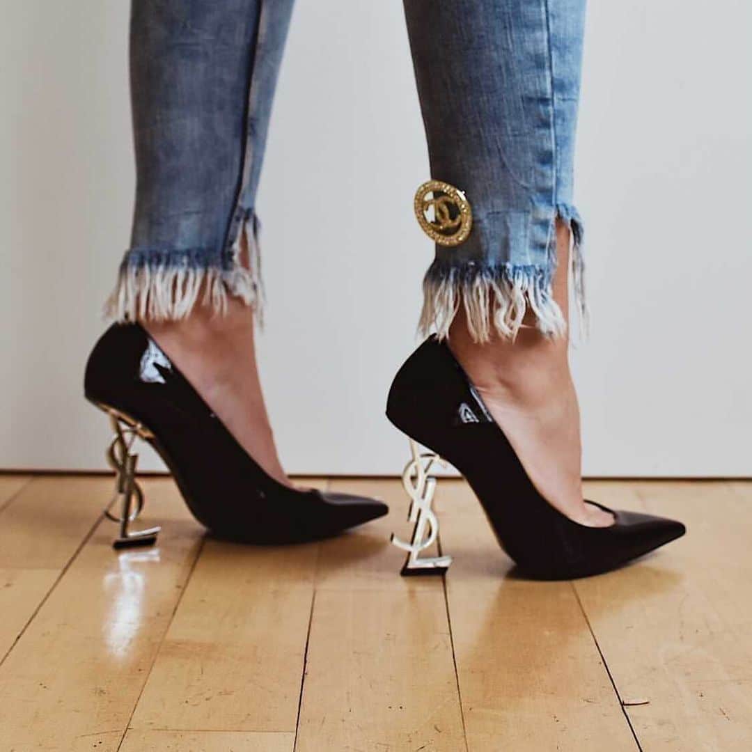 GILTのインスタグラム：「Make a statement in the #SaintLaurent Opyum Patent Pump. Photo by: @karolinastateofmind.」