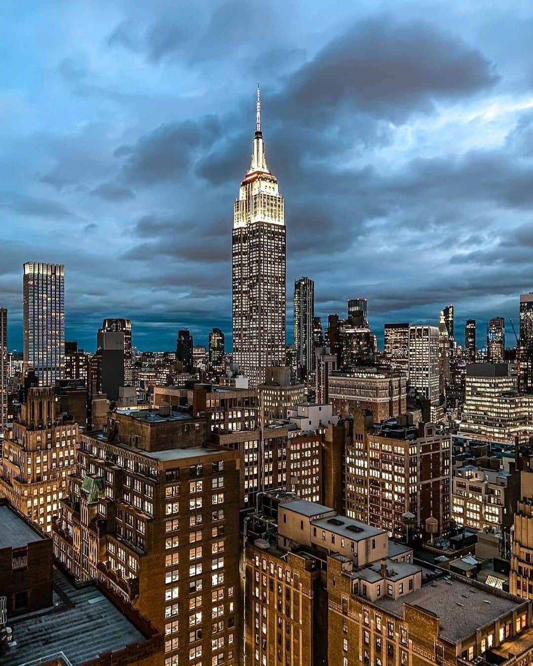 Empire State Buildingさんのインスタグラム写真 - (Empire State BuildingInstagram)「The gold-standard of skyscrapers ⭐️⁠ ⠀⠀⠀⠀⠀⠀⠀⠀⠀ ⁠ 📷: @littletownshoes #EmpireStateBuilding」1月10日 2時02分 - empirestatebldg