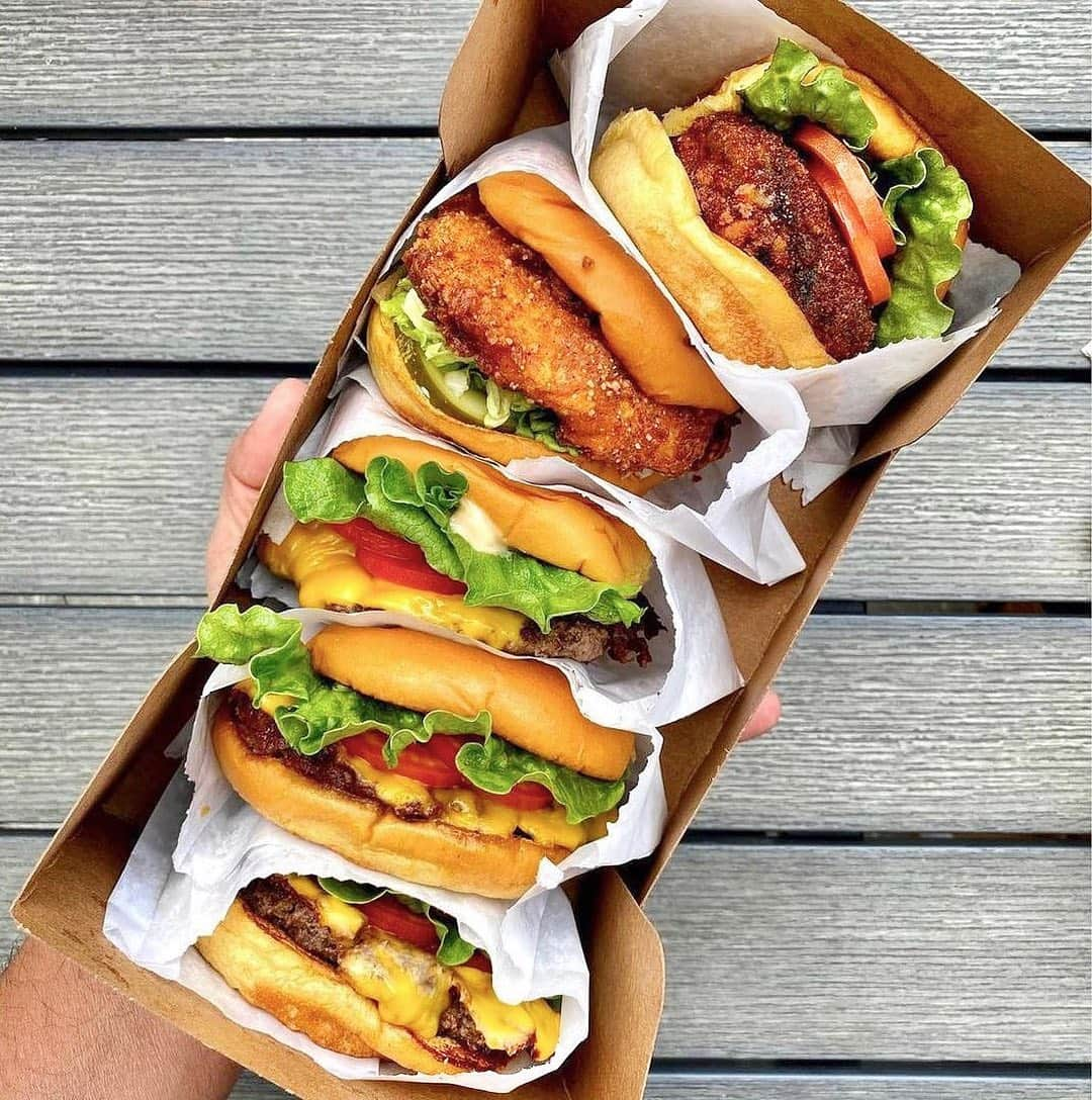 SHAKE SHACKさんのインスタグラム写真 - (SHAKE SHACKInstagram)「Feeding you a line 😉   📸: @dafoodie #shakeshack」1月10日 2時16分 - shakeshack