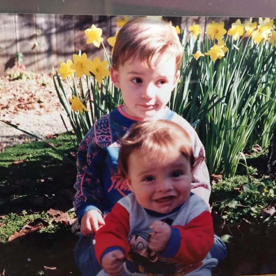 ジョーイ・ブラッグさんのインスタグラム写真 - (ジョーイ・ブラッグInstagram)「Happy birthday to the big brother I’ve always wanted. I’m sad I haven’t seen you since this pandemic but happy that this has forced me to figure out how to FaceTime your Android. I love you and can’t wait to talk shit about Mom and Dad through Quiplash.」1月10日 2時13分 - joeybragg