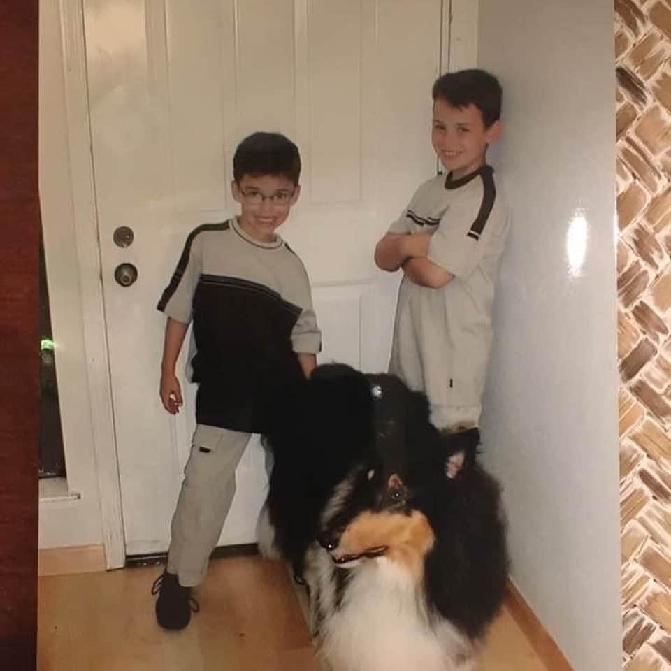 ジョーイ・ブラッグさんのインスタグラム写真 - (ジョーイ・ブラッグInstagram)「Happy birthday to the big brother I’ve always wanted. I’m sad I haven’t seen you since this pandemic but happy that this has forced me to figure out how to FaceTime your Android. I love you and can’t wait to talk shit about Mom and Dad through Quiplash.」1月10日 2時13分 - joeybragg