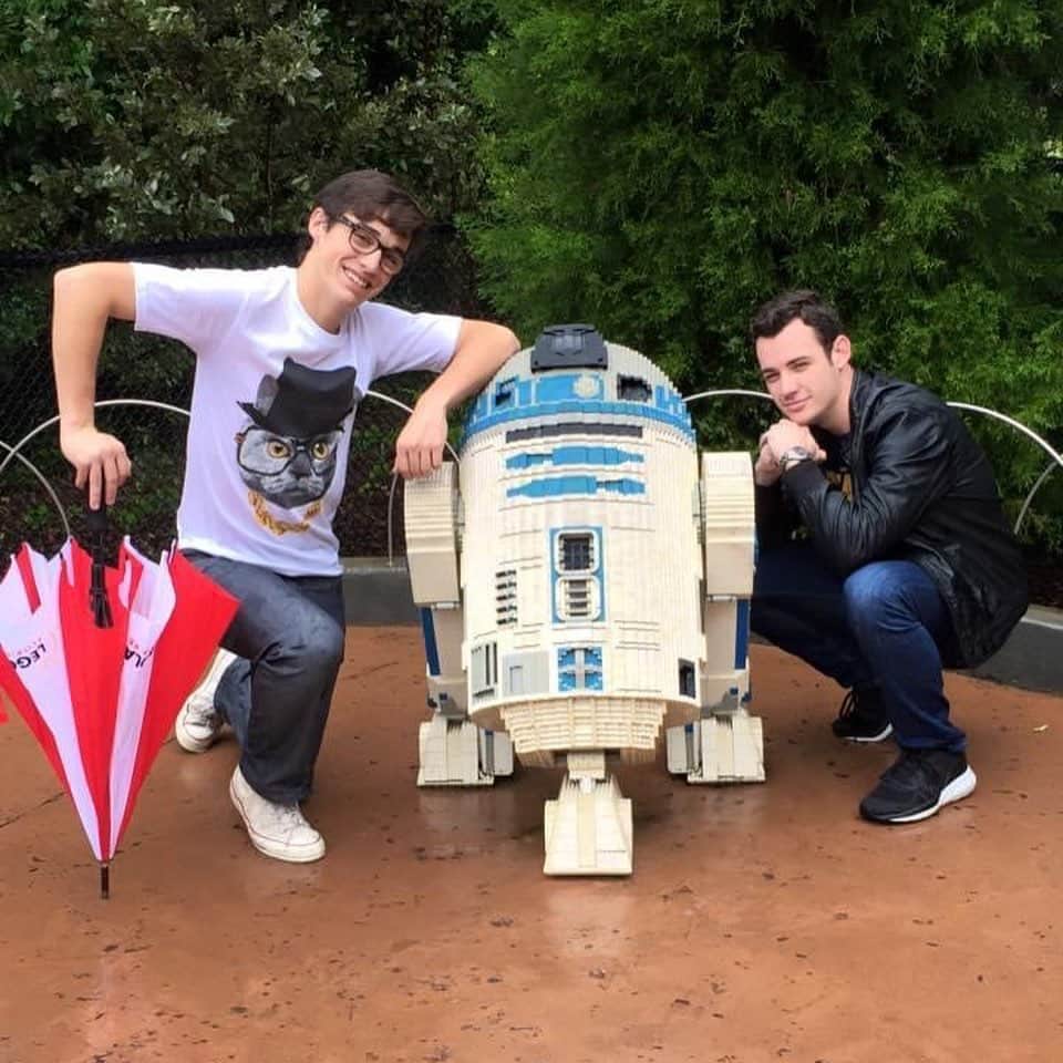 ジョーイ・ブラッグさんのインスタグラム写真 - (ジョーイ・ブラッグInstagram)「Happy birthday to the big brother I’ve always wanted. I’m sad I haven’t seen you since this pandemic but happy that this has forced me to figure out how to FaceTime your Android. I love you and can’t wait to talk shit about Mom and Dad through Quiplash.」1月10日 2時13分 - joeybragg