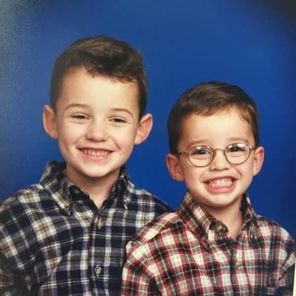 ジョーイ・ブラッグのインスタグラム：「Happy birthday to the big brother I’ve always wanted. I’m sad I haven’t seen you since this pandemic but happy that this has forced me to figure out how to FaceTime your Android. I love you and can’t wait to talk shit about Mom and Dad through Quiplash.」