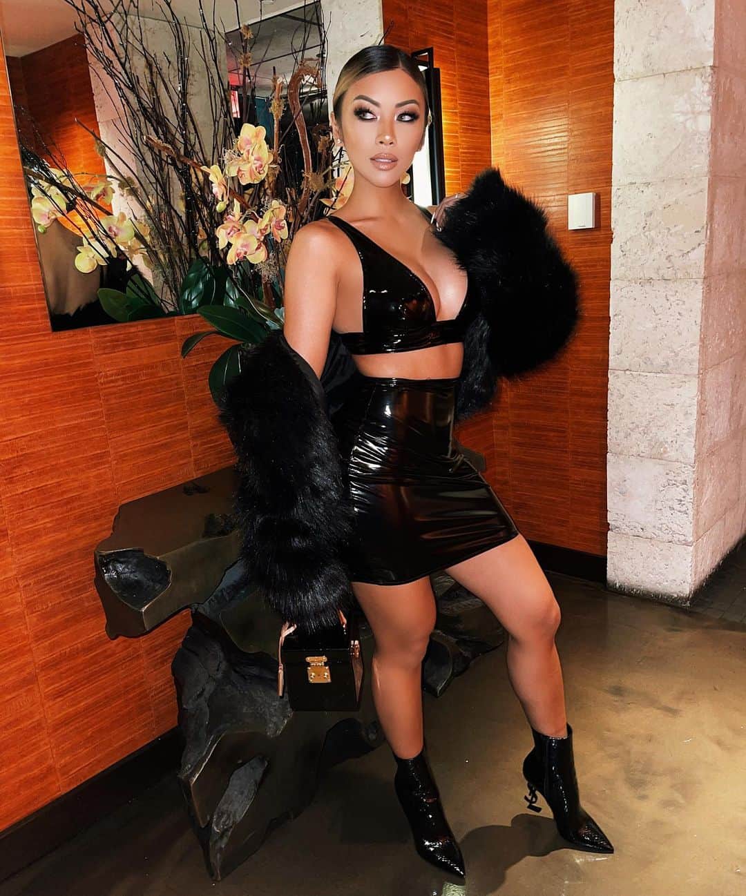 リアン Vのインスタグラム：「Setting bigger goals this year 💫  May you receive more energy that inspires you to create, dream, and manifest all that your heart truly desires. 🖤」