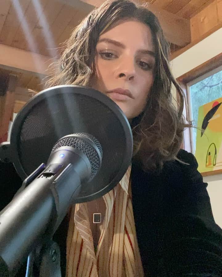 のインスタグラム：「Haha - 🤓😝 with a few subtle technical difficulties @simone.niamani and I recorded our first episode of @she_they_gay_podcast along with the unmeasurable help and support by @shiva_linga_ -  nervous and excited to bring you a labor of love brought to you by @noto_botanics ! We talk : Art, culture, feelings, food, politics, music, whatever we want , with a queer lens. Coming at ya early Feb ! Follow @she_they_gay_podcast ! ( still a work in progress ! )」