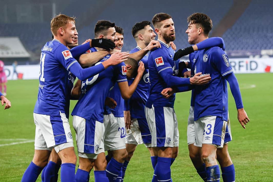 マティヤ・ナスタシッチのインスタグラム：「ENDLICH: Der langersehnte Bundesliga Sieg ✔️🔥 Lasst uns gemeinsam weiter hart arbeiten ⚒🔵⚪️👊 #GEmeinsam #NurDerS04 #Nordkurve #WirLebenDich」