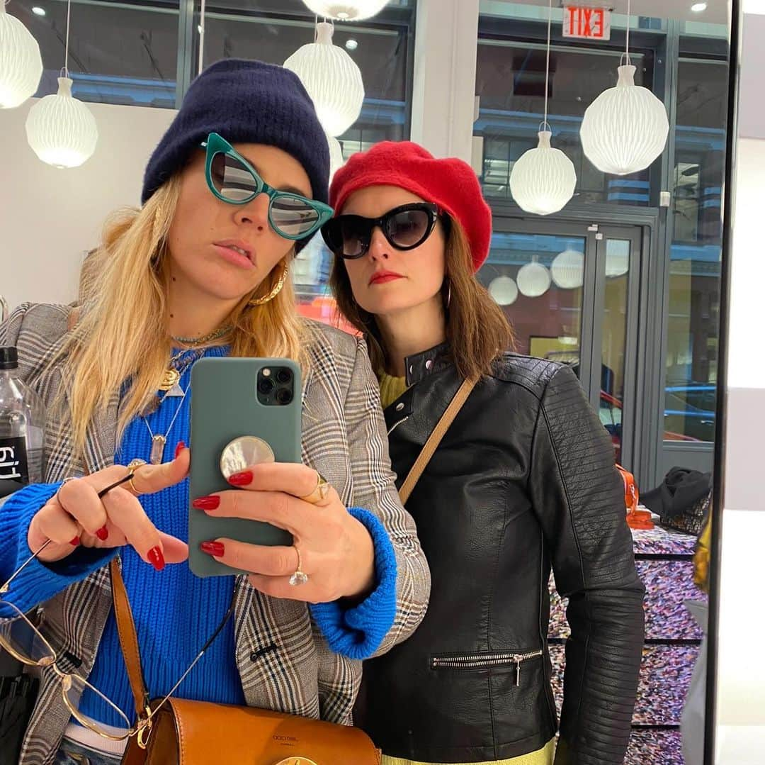 ビジー・フィリップスさんのインスタグラム写真 - (ビジー・フィリップスInstagram)「HAPPY BIRTHDAY to my sweet  @chrissybchrissy - we’ve been friends since we (and our other ❤️ @katecooperserge) looked like this😂(I’ve been waiting to post this #tbt since Chrissy found it and I think her bday is the perfect time) Honestly, we’re proof that aging does a lot of good in ALL THE WAYS! Ha! —-> to see me and Chrissy more recently and at the end, there’s a pic of me and Kate from last year so you can see that she’s also not still in high school and looks amazing. The 3 of us need to see each other 😭 it’s been too long! When we can, we should re-create this pic! 😂😂 HAPPY BIRTHDAY CHRISTINE!! 💜 I LOVE YOU!!」1月10日 2時26分 - busyphilipps