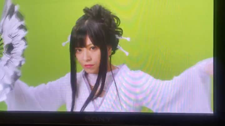 鈴華ゆう子のインスタグラム：「MV撮影の時のモニターの映像。こういう動きをインスピレーションでやっているのをカットがかかるまで、ひたすらやってイメージシーンを撮ります。 #鈴華ゆう子 #MV撮影 #和楽器バンド #yukosuzuhana #yukosuzuhana #ignite」