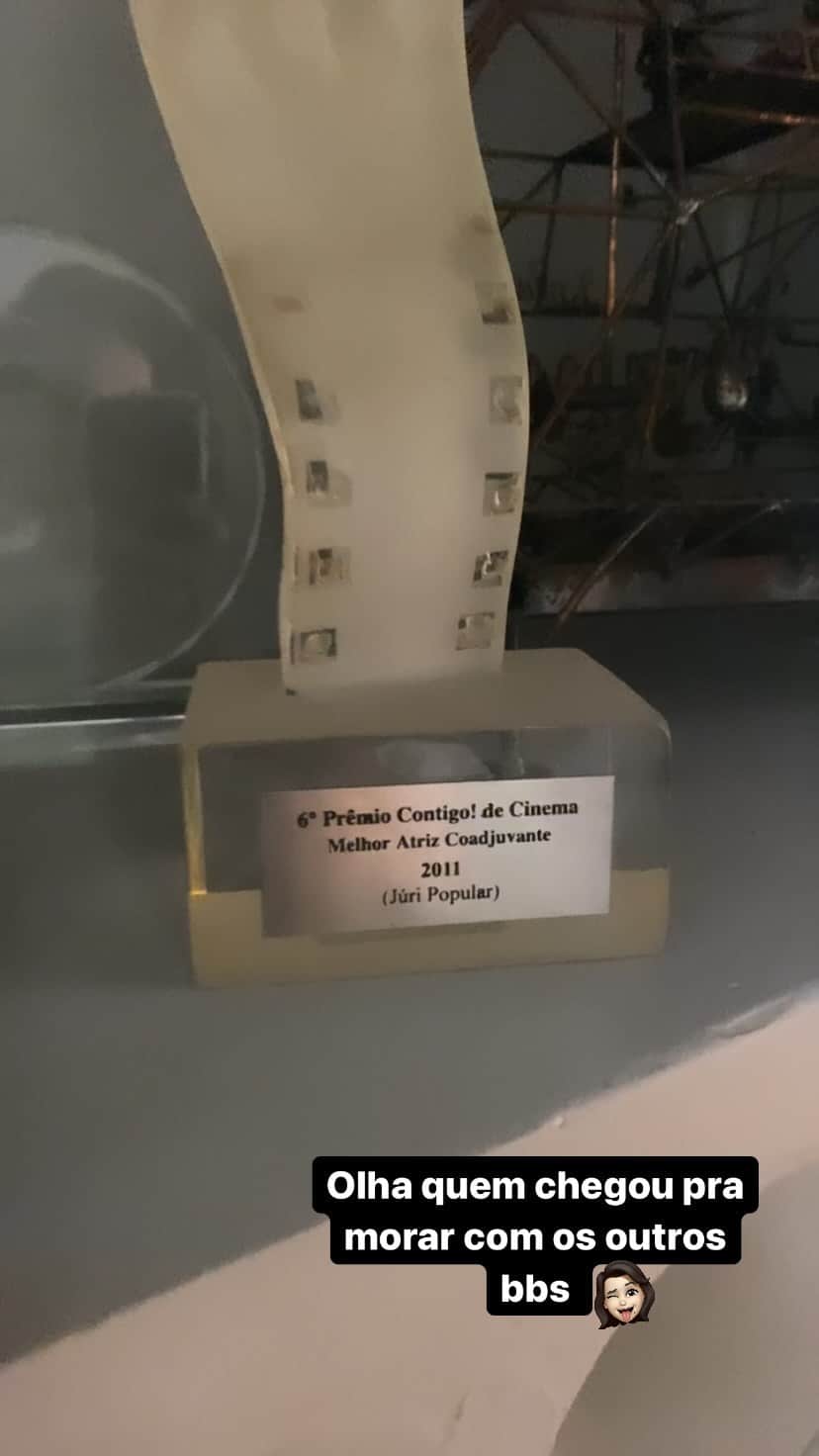 Tainá Müllerのインスタグラム：「Olha quem chegou pra morar com os outros bbs. Sim, sou cafona e tenho “prateleira de troféus”. OXALÁ um dia meus netos deem importância pra ela.   (Sempre quis usar a expressão “oxalá”)   re re re  Valeu @tocontigo 🎈」