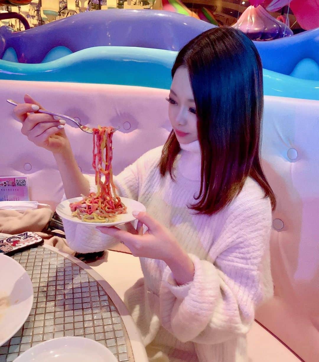 HINAのインスタグラム：「  味はしっかりカルボナーラ🍝💜💛💙 誰かさん横でずっと 紅しょうが紅しょうが騒いでた🤫😂   行きたいオシャンなお店まだまだたっくさんあるから 今年も巡るぞ~🧁🫖🥄♡*°   #食べスタグラム #カフェ活 #お洒落カフェ #インスタ映えカフェ #映えスイーツ #映えグルメ #東京インスタ映えスポット #カフェ女子 #グルメ女子 #原宿カフェ #原宿スイーツ #カフェ男子 #カフェ好きな人と繋がりたい #東京カフェ巡り #fantasy #instafood #gourmet #foodie #cafelife #foodstagram #tokyocafe #cafestagram #harajuku #instagourmet #delistagrammer #sweets #instadaily #foodpic #kawaiimonstercafe #follow  」