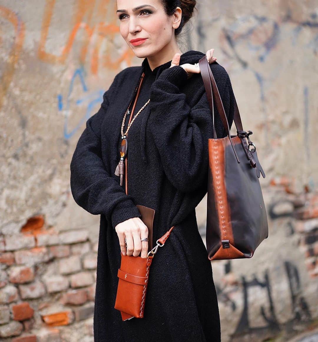 エンリーベグリンのインスタグラム：「Winter Sale  Shop online: shop.henrybeguelin.it.  #henrybeguelin#mood#bags#shoes#accessories#leather#vegetaltunned#style#inspiration#woman#」