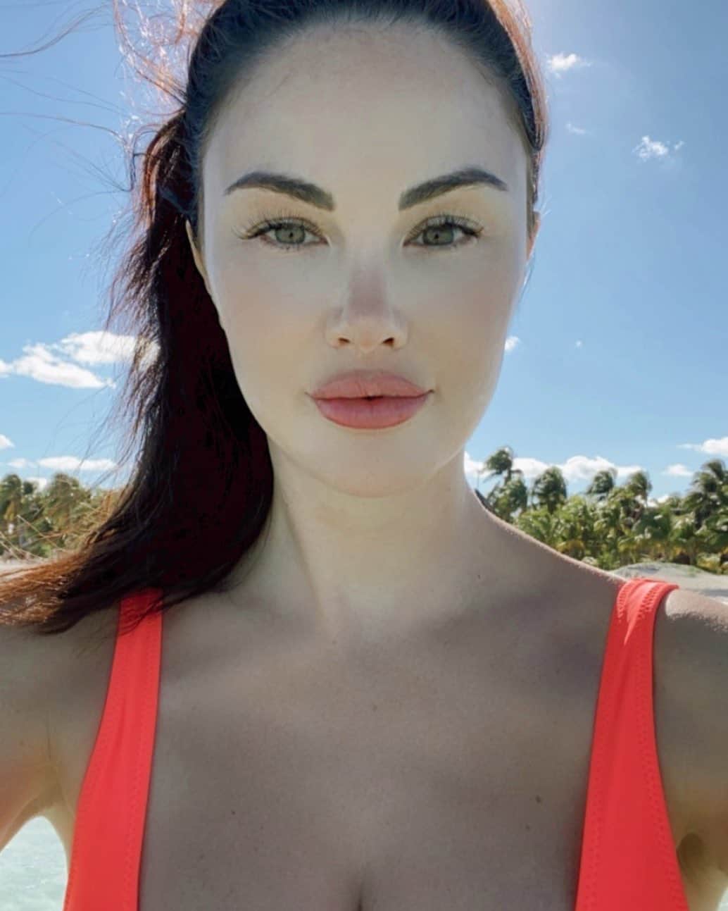 ジェイド・ニコルのインスタグラム：「Good morning ☀️ if you know me you know I am obsessed with vegan, cruelty free skin care. Last year I did a treatment called Profound with @drbentalei it basically helps lift and tighten your skin naturally and it works sooo good. The shit he does is next level. Can’t wait to see what new stuff he is doing this year! #skincare #selfcare」