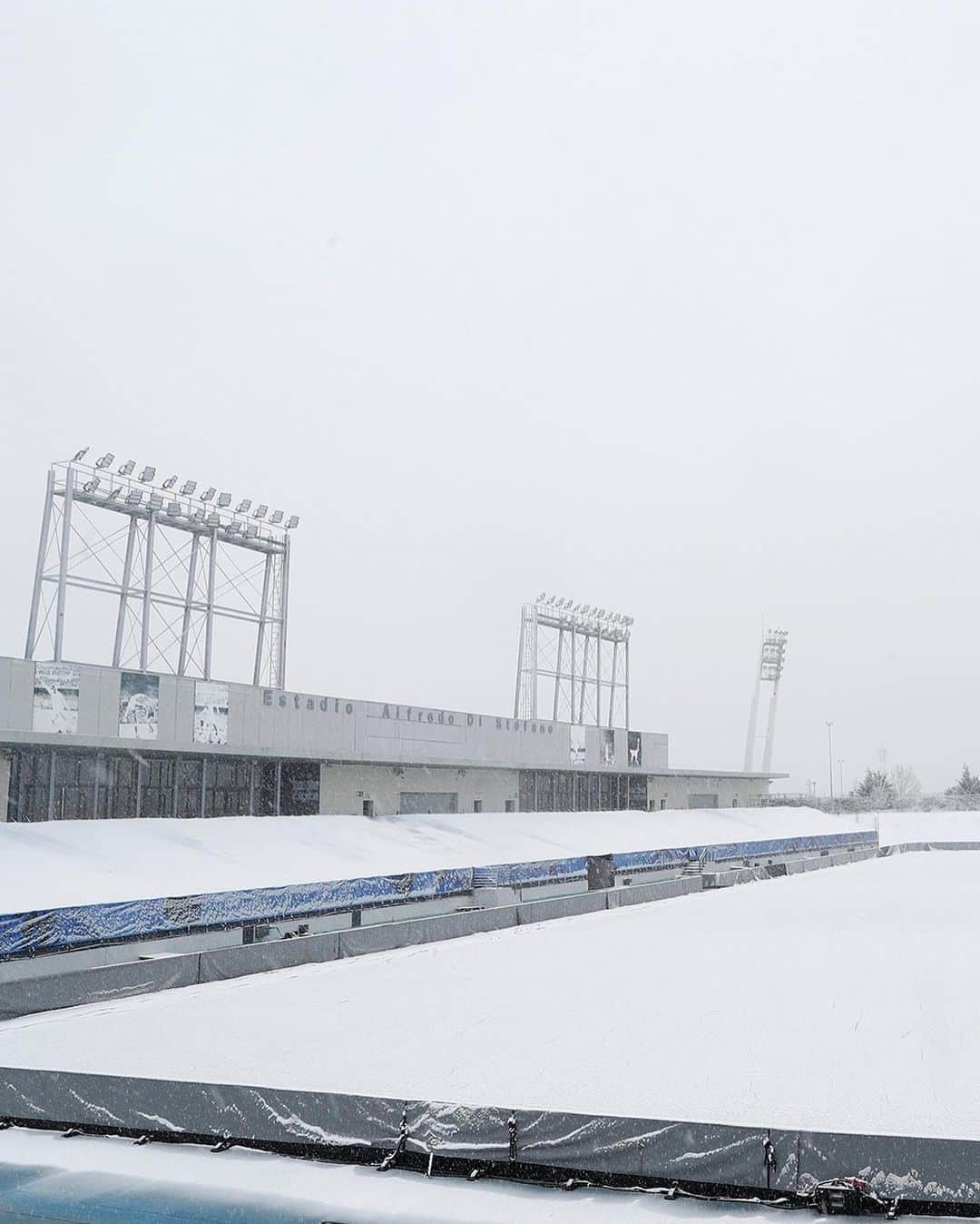 レアル・マドリードさんのインスタグラム写真 - (レアル・マドリードInstagram)「❄️⚽ There’s snow place like home! 🏡 #RMCity, ¡más blanco que nunca! #HalaMadrid」1月10日 2時50分 - realmadrid