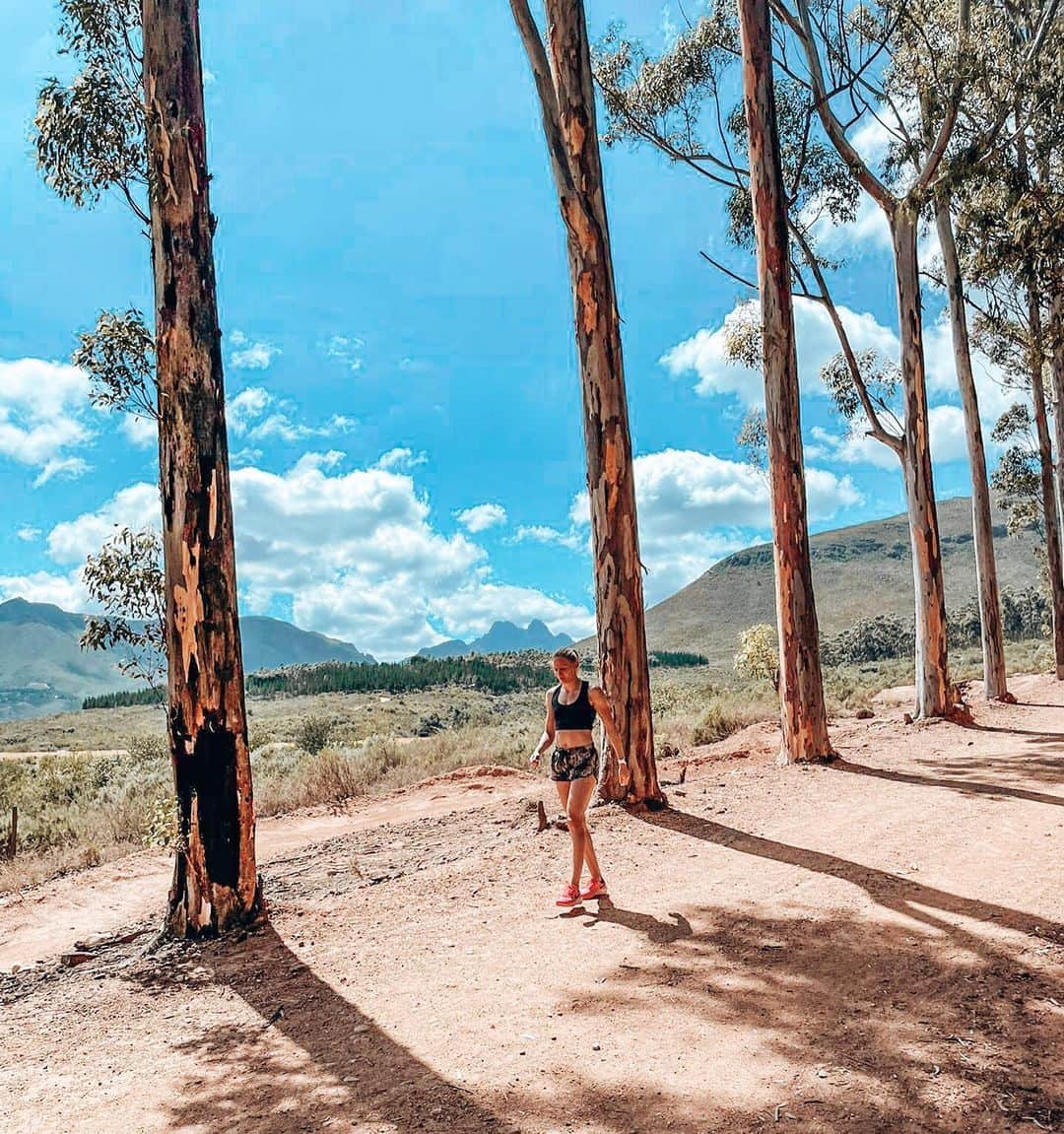 ハンネ・クレスのインスタグラム：「Views like these make me run even faster 😌 #firstweekcomplete #hills #runningupthathill #trainingcamp #training   📸 @mathildeponcelet」
