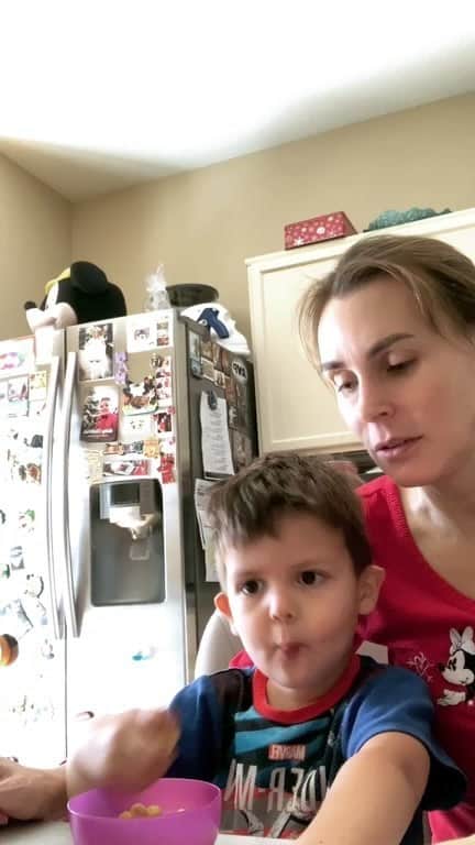 ターニャ・テイトのインスタグラム：「Join me and Ozzie for breakfast. We also open gifts from Leann ❤️」