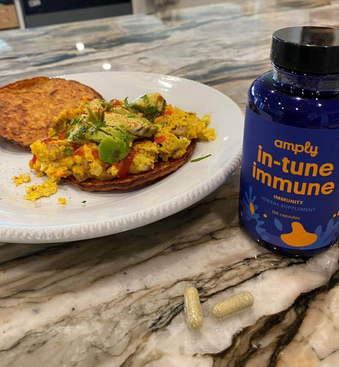 ポーラ・クリーマーさんのインスタグラム写真 - (ポーラ・クリーマーInstagram)「Powerful ingredients to help maintain an optimal immune system. I always start my day with @amplyblends In-tune Immune. Follow the @Amply page for the latest in health tips! #AmplyAthlete #AMPITUP #AmplifyMe」1月10日 2時51分 - paulacreamer1