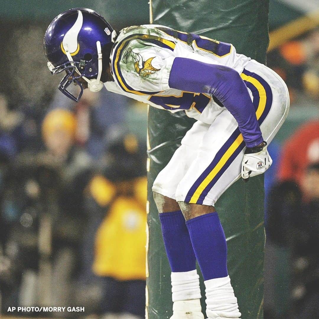 espnさんのインスタグラム写真 - (espnInstagram)「16 years ago, Randy Moss pretended to moon Packers fans at Lambeau and dropped this iconic quote a few days later 💰」1月10日 3時00分 - espn