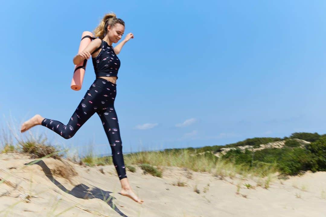 ニコールミラーのインスタグラム：「Heading for a weekend workout like... 🧘🏼‍♀️ Whether you’re working out somewhere warm today or lounging inside, new #NMActive styles will keep you looking chic!」