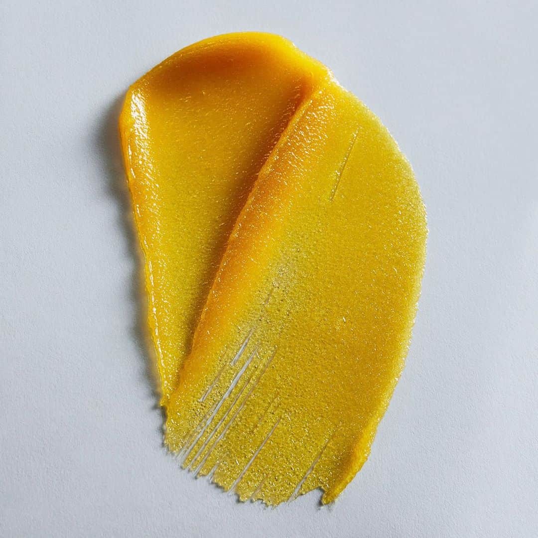 ドゥラメールのインスタグラム：「Name this texture. Hint: what you see are sugar crystals, sea salt and #MiracleBroth oils.」