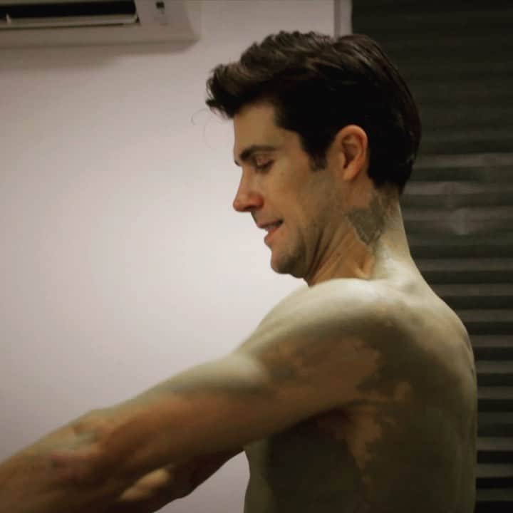 ロベルト・ボッレのインスタグラム：「Un’altra piccola clip sulla preparazione per #dante #inferno #danzaconme #backstage  Come ho detto è stato un grande dono, una boccata di ossigeno puro l’aver potuto realizzare un programma con quadri di tale livello artistico e creativo. ❤️」