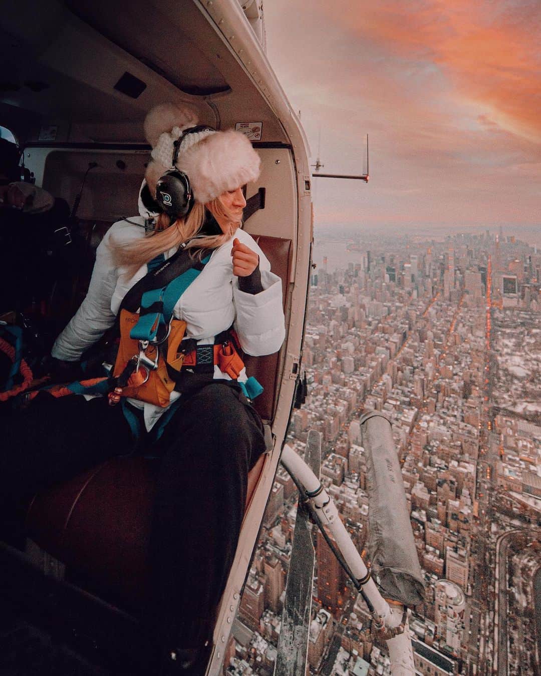 アギーさんのインスタグラム写真 - (アギーInstagram)「Can’t think of anything colder than an open door heli ride in NYC mid Winter 🥶 @flynyon #newyork #nyc」1月10日 3時18分 - aggie