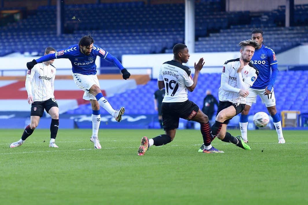 アンドレ・ゴメスのインスタグラム：「🔵 Job done! @emiratesfacup  @lucasdigne happy to have you back 🚀  @everton #COYB #FACup」
