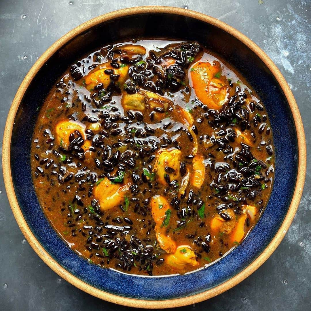 ナイジェラ・ローソンさんのインスタグラム写真 - (ナイジェラ・ローソンInstagram)「Got some fabulous mussels from @rex.goldsmith, which made for a wonderful rich and spicy stew with black rice. No recipe, as I really just opened the fridge, found some shallots and gochujang, and winged it.」1月10日 3時30分 - nigellalawson