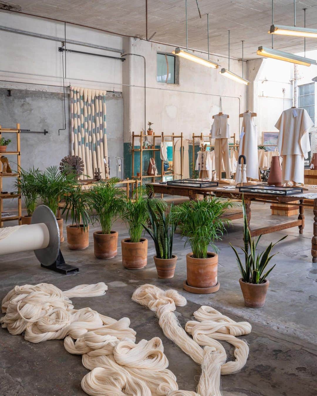 オバッキさんのインスタグラム写真 - (オバッキInstagram)「✨ A step into our partner's atelier, set in an old textile factory in Querétaro, Mexico ✨  The soul of our wall hangings that are made in this studio come from the work of the artisans who transform these humble materials into truly inspired design pieces.    #slowdesign #theworldofinteriors #designwithpurpose #artisanmade #mexicodesign #wallhangingdecor #handcrafted #designboom #designmilk #archdigest」1月10日 3時30分 - obakki