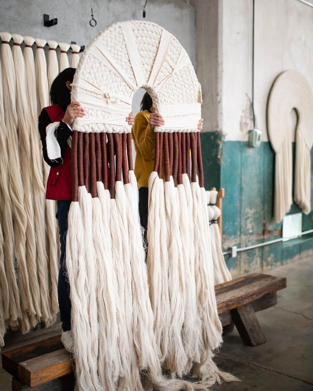 オバッキさんのインスタグラム写真 - (オバッキInstagram)「✨ A step into our partner's atelier, set in an old textile factory in Querétaro, Mexico ✨  The soul of our wall hangings that are made in this studio come from the work of the artisans who transform these humble materials into truly inspired design pieces.    #slowdesign #theworldofinteriors #designwithpurpose #artisanmade #mexicodesign #wallhangingdecor #handcrafted #designboom #designmilk #archdigest」1月10日 3時30分 - obakki
