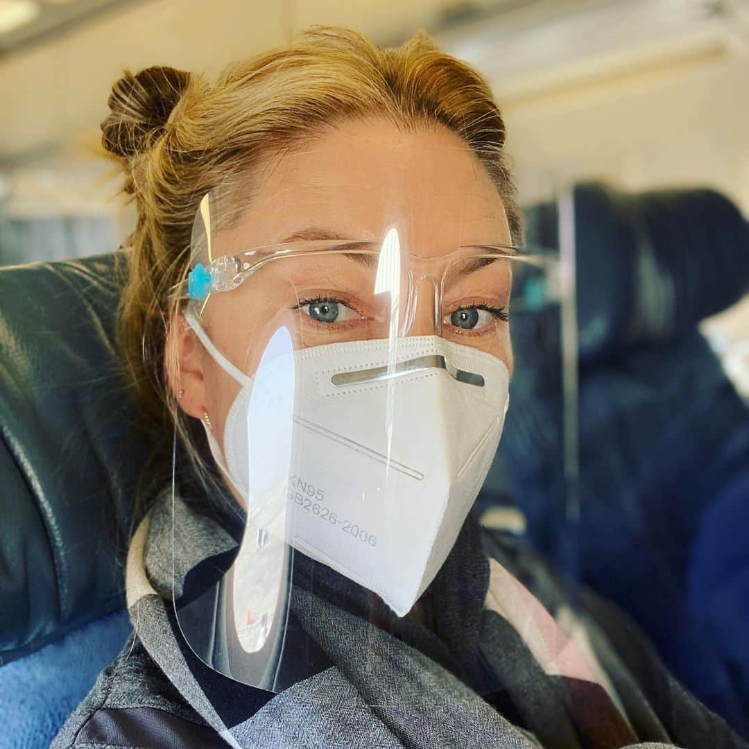 メッチェン・アミックさんのインスタグラム写真 - (メッチェン・アミックInstagram)「Wait... is this the new sexy selfie?? 😬😷 — I call this: “friends don’t let friends fly without a face-shield” 😅 thank you to my fellow germaphobe @dawntraceyhair for the post-holiday hair color & the extra precaution gear 🙏🏼 #backtowork #quarantinelife #wearadamnmask #sexytimes」1月10日 3時32分 - madchenamick