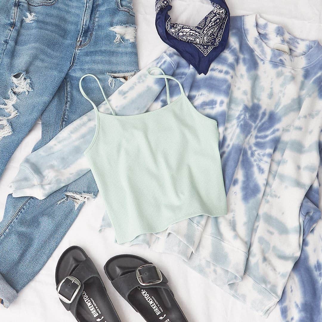 American Eagleのインスタグラム：「Fresh-for-spring Forever Fleece in new lightweight styles that you won’t wanna wait to wear 😉 Pair ‘em with Mom Jeans (because, duh)」