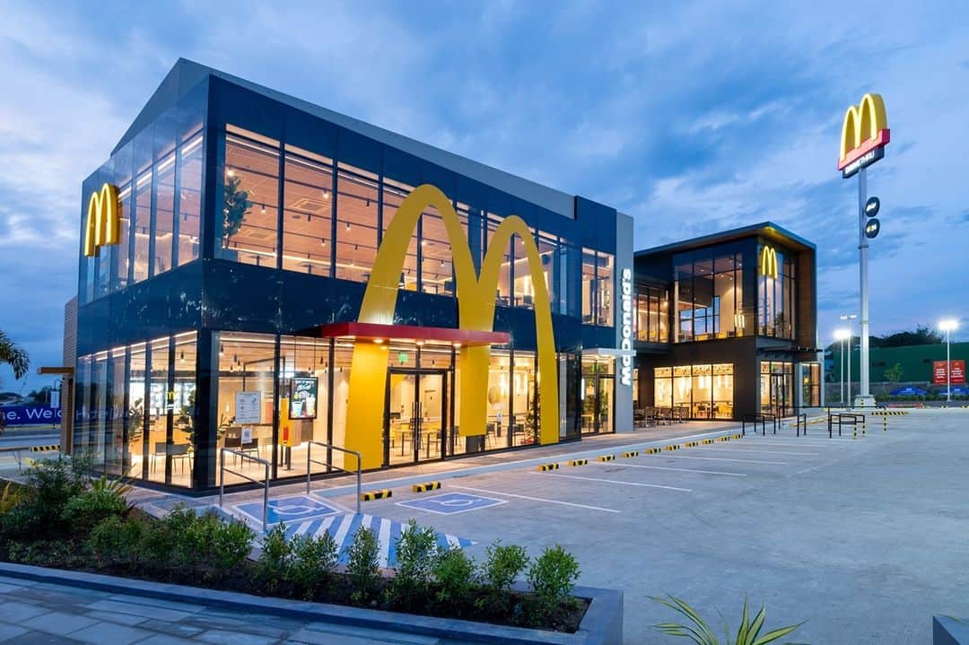 McDonald's Philippinesのインスタグラム：「Ready for a drive up north? 🤩 Come say hello and stop by the biggest McDo store in the country, McDo Capital Town in Pampanga! We keep all our stores #MSafe so you can always come visit and enjoy your favorite treats. Kita-kits!  Photo by Dodie Legaspi」