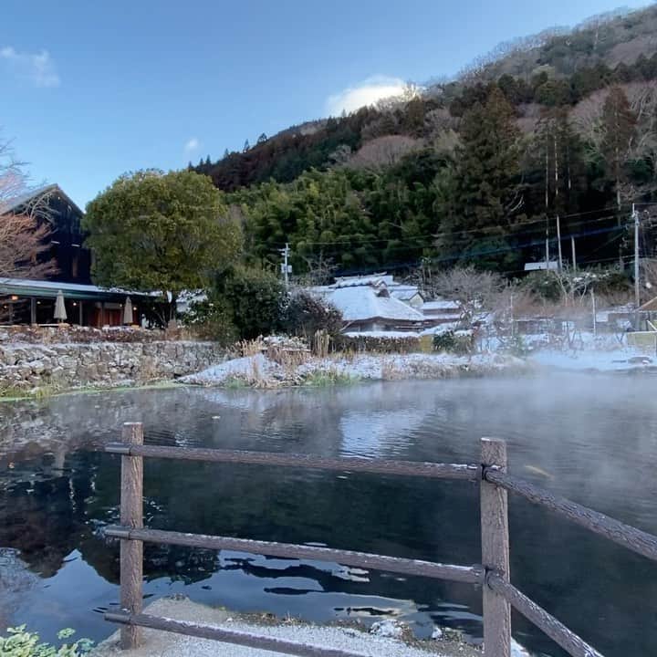 のインスタグラム：「今日も朝から元気に撮影中💕  #金鱗湖 は温泉水♨️ 寒い冬の朝には湯気が上がるよ♪  #大分 #由布院 #湯布院 #旅気分動画 #動画で旅行気分」