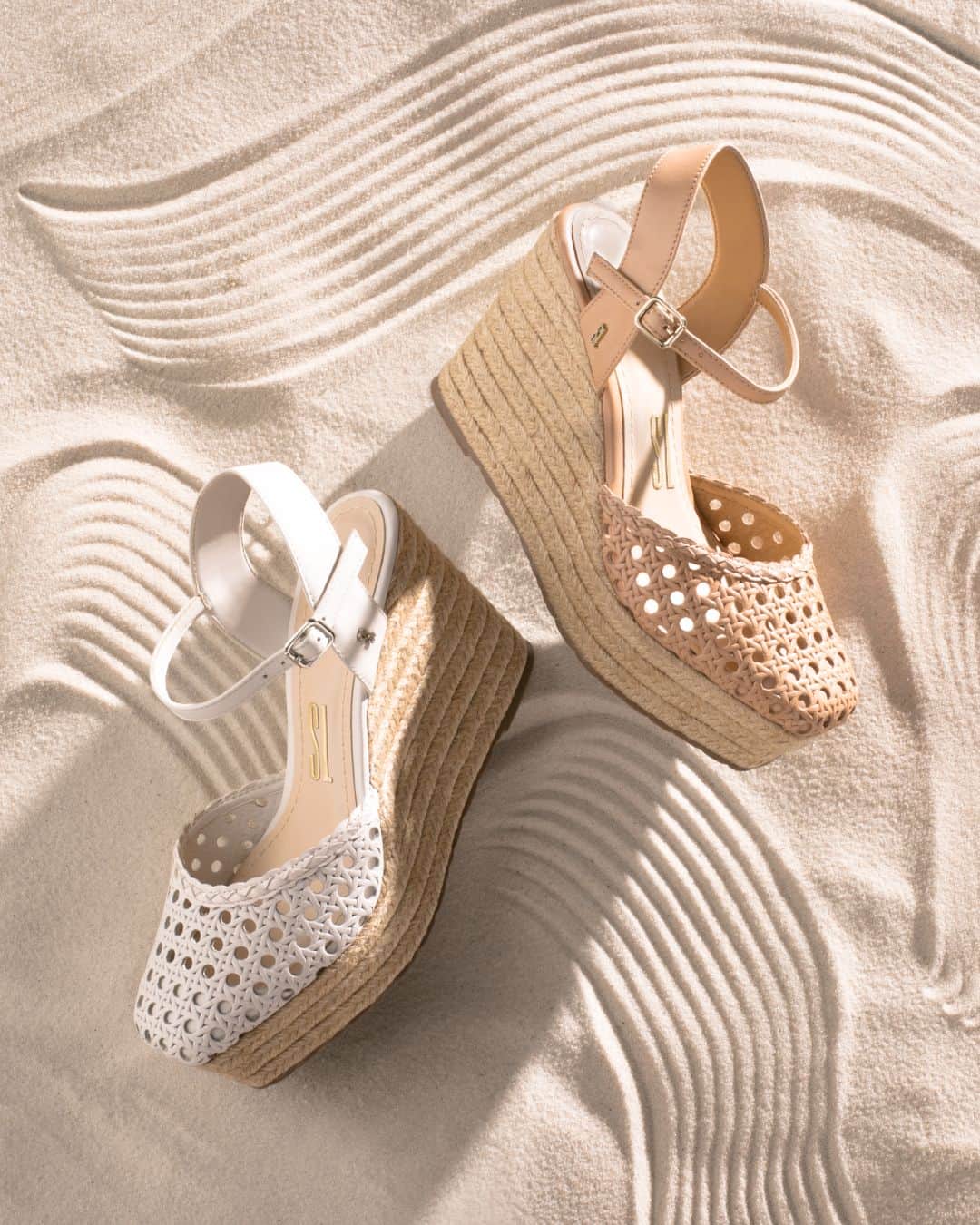 Santa Lollaのインスタグラム：「O couro vazado e a textura das cordas trazem a bossa do verão para a nossa espadrille anabela. Em tons claros, elas arrematam os looks com delicadeza e sofisticação. E o melhor, agora elas estão com desconto. [ DE: R$249,90 POR: R$189,90 ] #liquidaSL #santalollaverao21 #espadrilles #wedge #wovenshoes ⠀ *Liquidação não cumulativa com outros descontos, válida nas lojas físicas e online para produtos selecionados do Verão 2021. Clique no link da bio e consulte na sua loja de preferência a participação nesta promoção e a disponibilidade de estoque.」