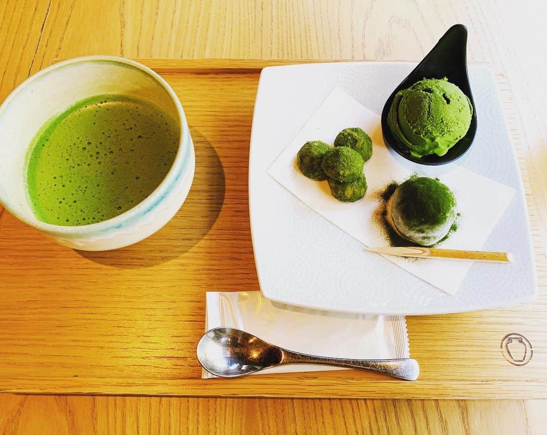 浜田真衣のインスタグラム：「和って、なんか良いよね🤤  #食べることが好きな人と繋がりたい #お抹茶#greentea #浜田真衣 #monaカフェ #instagood  #instalike #instafashion #instapic #japanese #japan」