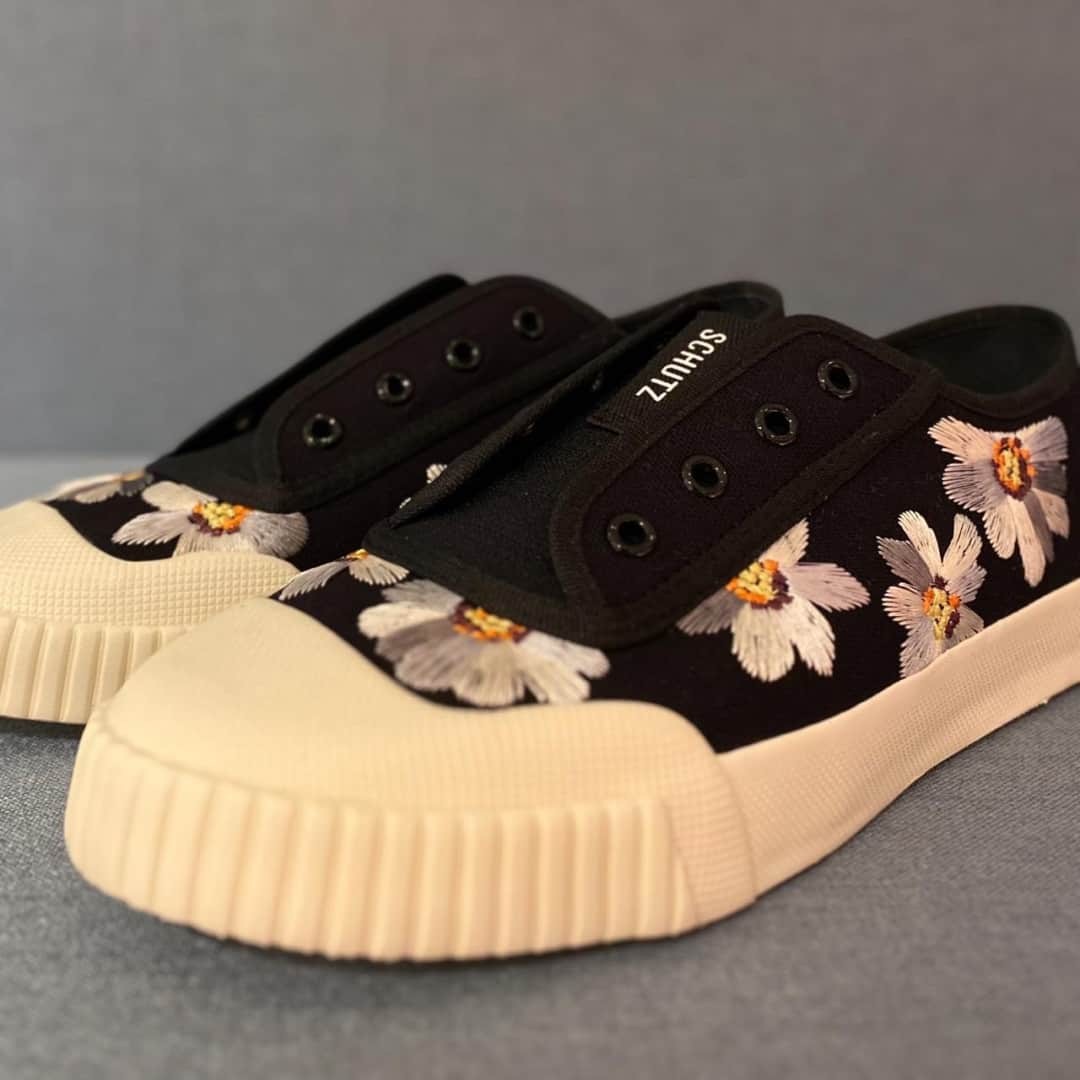 Schutzのインスタグラム：「FLOWER POWER WITH SCHUTZ SMASH ❤️ #schutzsmash」