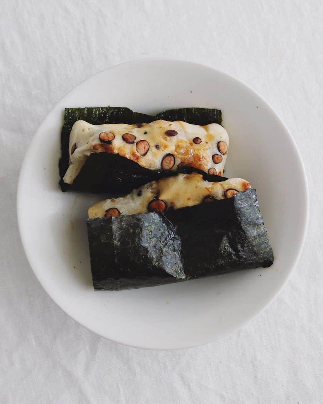 のインスタグラム：「isobe mochi . 今朝は豆餅を焼き、 醤油と海苔で磯部。 . . #豆餅 #磯辺もち #磯部餅 #磯辺焼き#豆板餅 #六星 #isobemochi #isobeyaki」