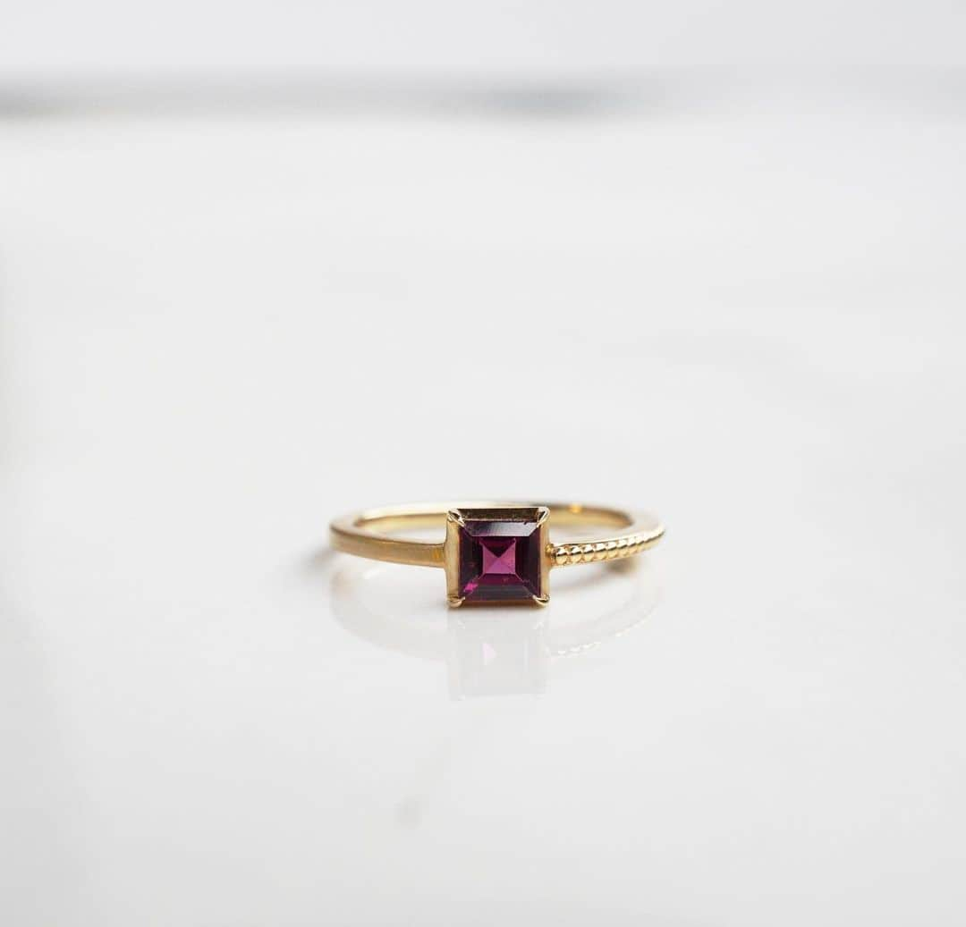 Shelby / Aki Hiroseさんのインスタグラム写真 - (Shelby / Aki HiroseInstagram)「【One n' Only】  18karat Yellow Rhodolite Garnet  1月の誕生石でもあるガーネット。 こちらは中でも深みのあるワインレッドが魅力的なロードライトガーネットのリングです。  バラの花の様な紫を帯びた赤色のガーネットをこう呼びます。  アームの半分をマットに仕上げたアシンメトリーデザイン。 シンプルながらもキリッとした存在感のあるリングです。  Online Shopにも掲載してます。  ーーーーーーーーーーーーーーーーーー Limited Shop以外にも中目黒のatelier officeにて予約制ではございますがご覧いただけます。ぜひお気軽にご連絡ください。（ご予約先 info@shelby8.com） ご遠方の方にはonline shopでご覧いただけるよう充実させてまいります。  【Online Shop】ーーーーーーーーーーーーー www.shelby8.com Brand Profile Page からも Linkできます。 ーーーーーーーーーーーーーーーーーーーーーー 【Contact Us 】info@shelby8.com ーーーーーーーーーーーーーーーーーーーーーー」1月10日 9時05分 - shelby.aki