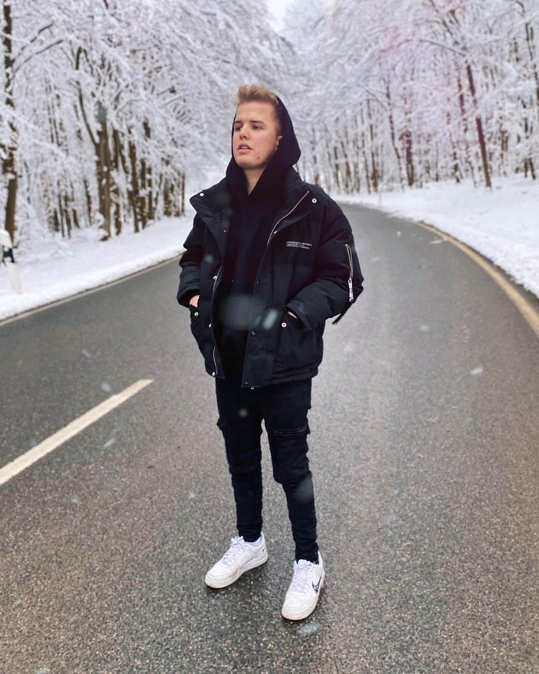 Kayefのインスタグラム：「Tusch bissele frische Luft gnieße ❄️」